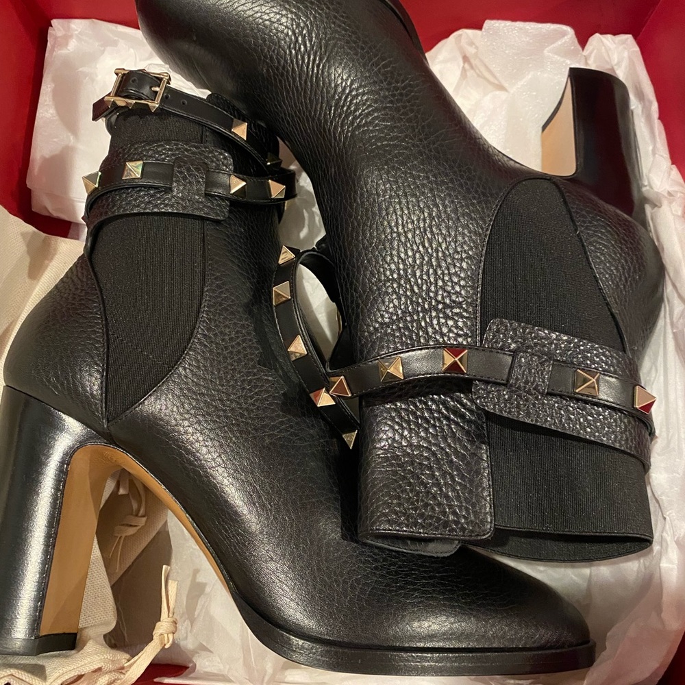 * Adjustable strap with buckle closure elastic gore insets
* Leather boots 🥾